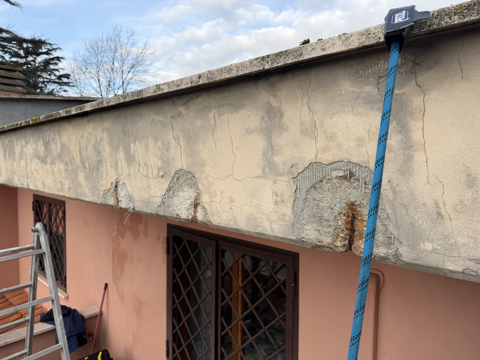 Sbalzo in cemento con ferri d'armatura esposti pronto per il ripristino strutturale