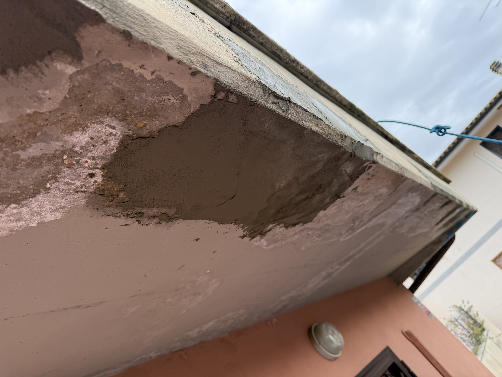 Sottosbalzo con stesura di rasatura di prova