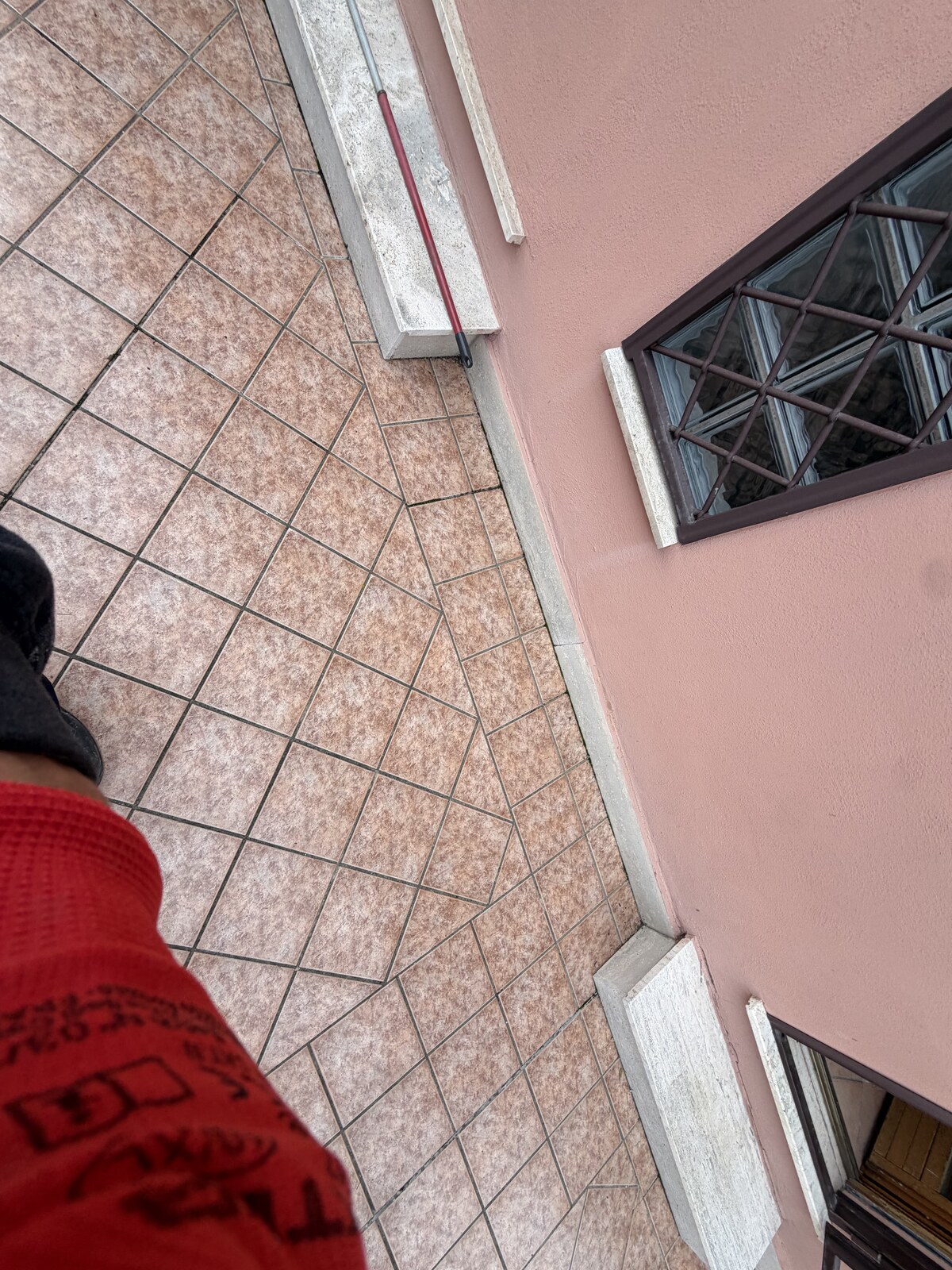 Pavimentazione esterna in gres dopo pulizia e ripristino fughe