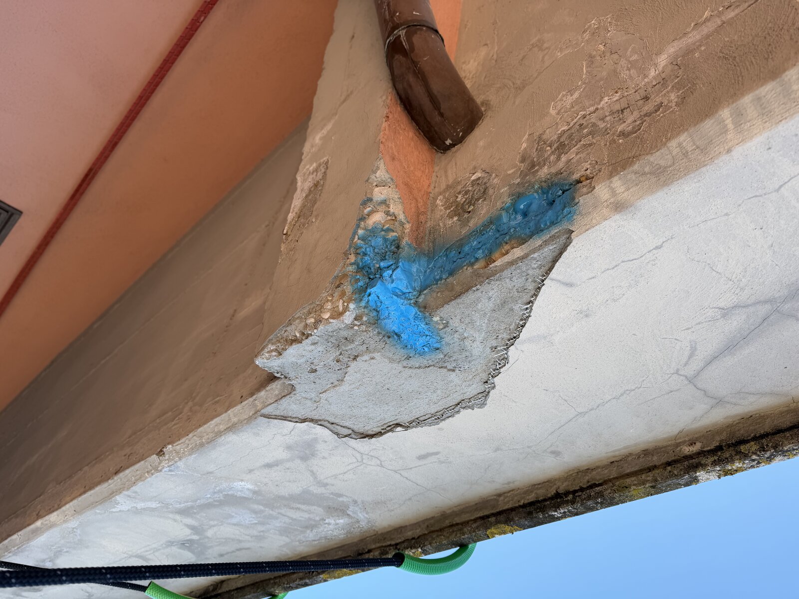 Sottobalcone con stuccatura cementizia e resina blu di sigillatura