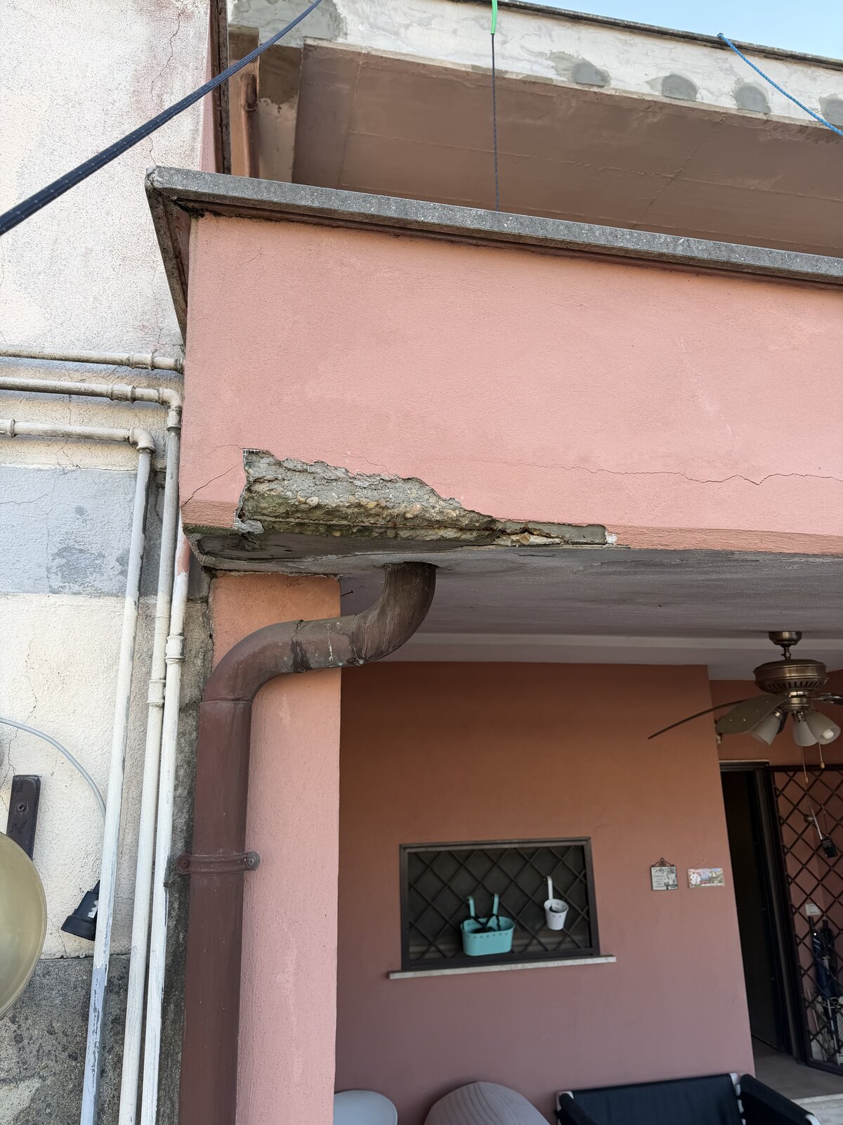 Balcone con frontalino demolito