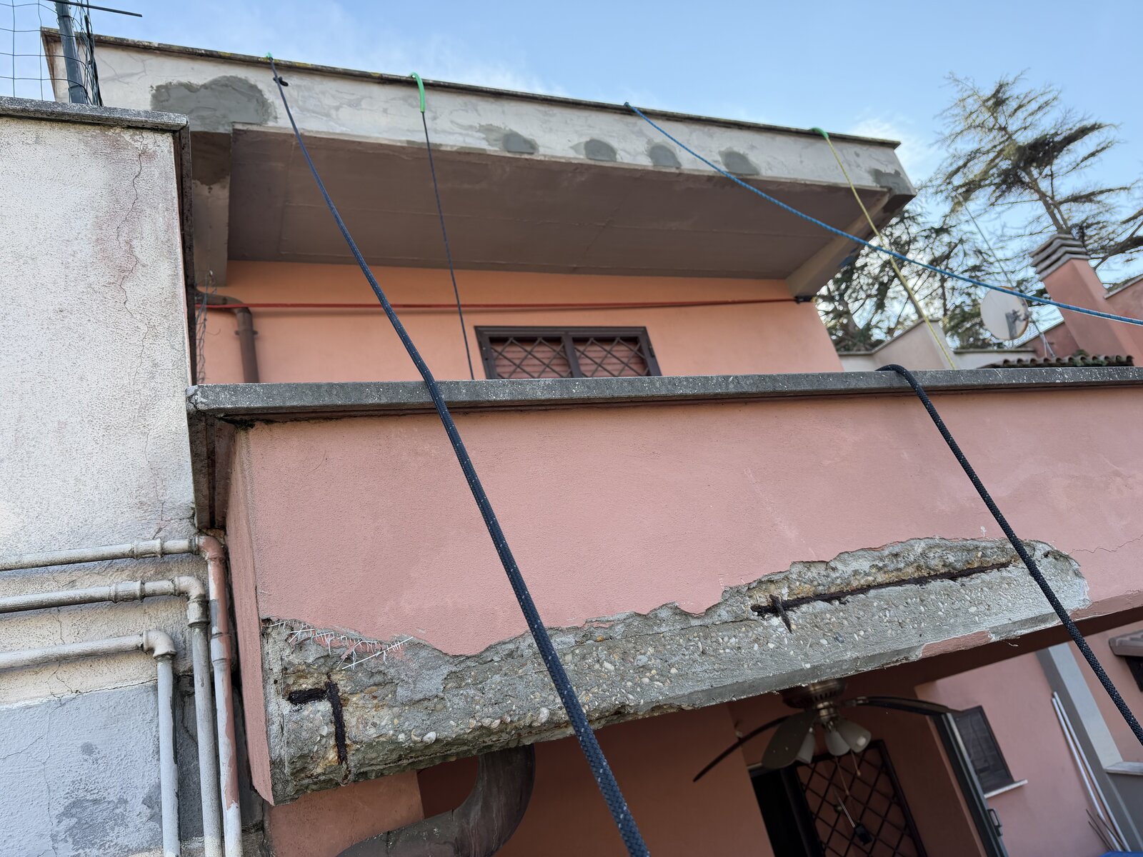 Trave di bordo balcone con ferri visibili