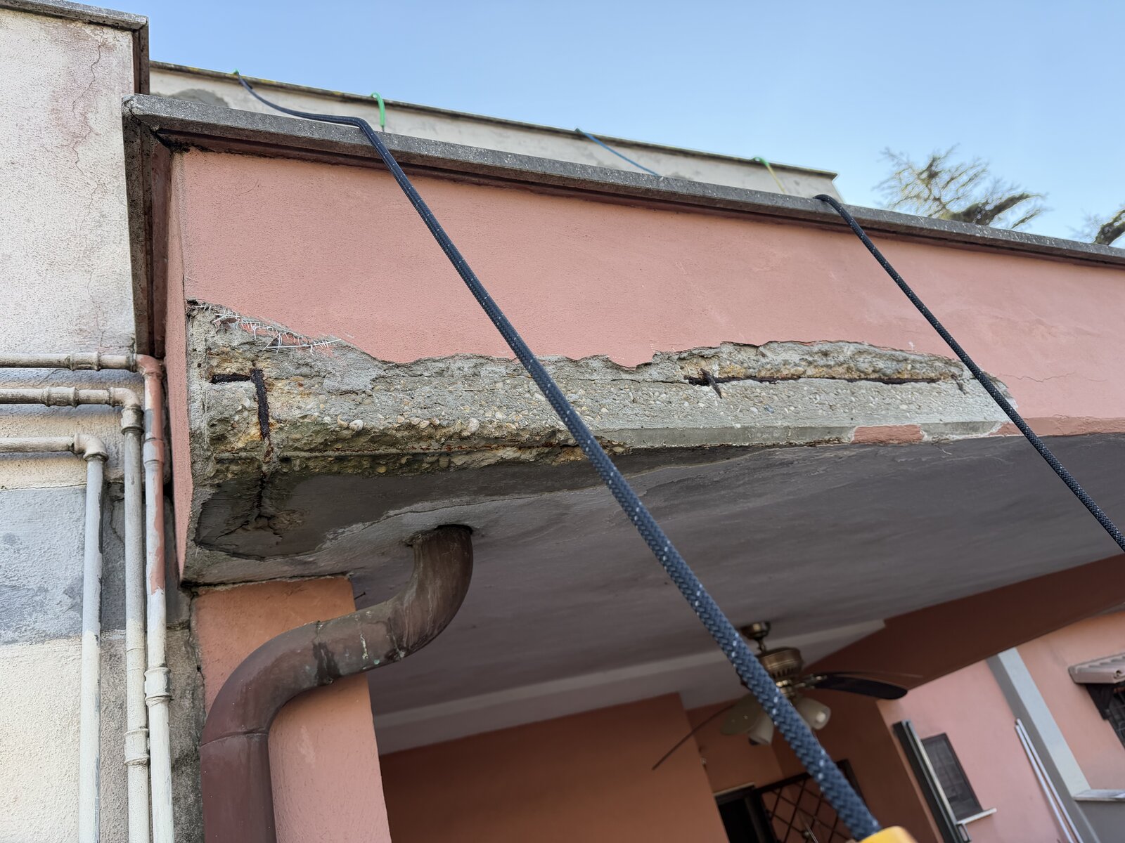 Frontalino balcone aperto e regolarizzato prima del trattamento