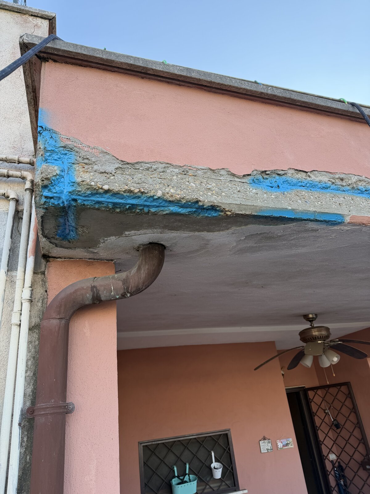 Fronte balcone trattato con passivante blu in continuità