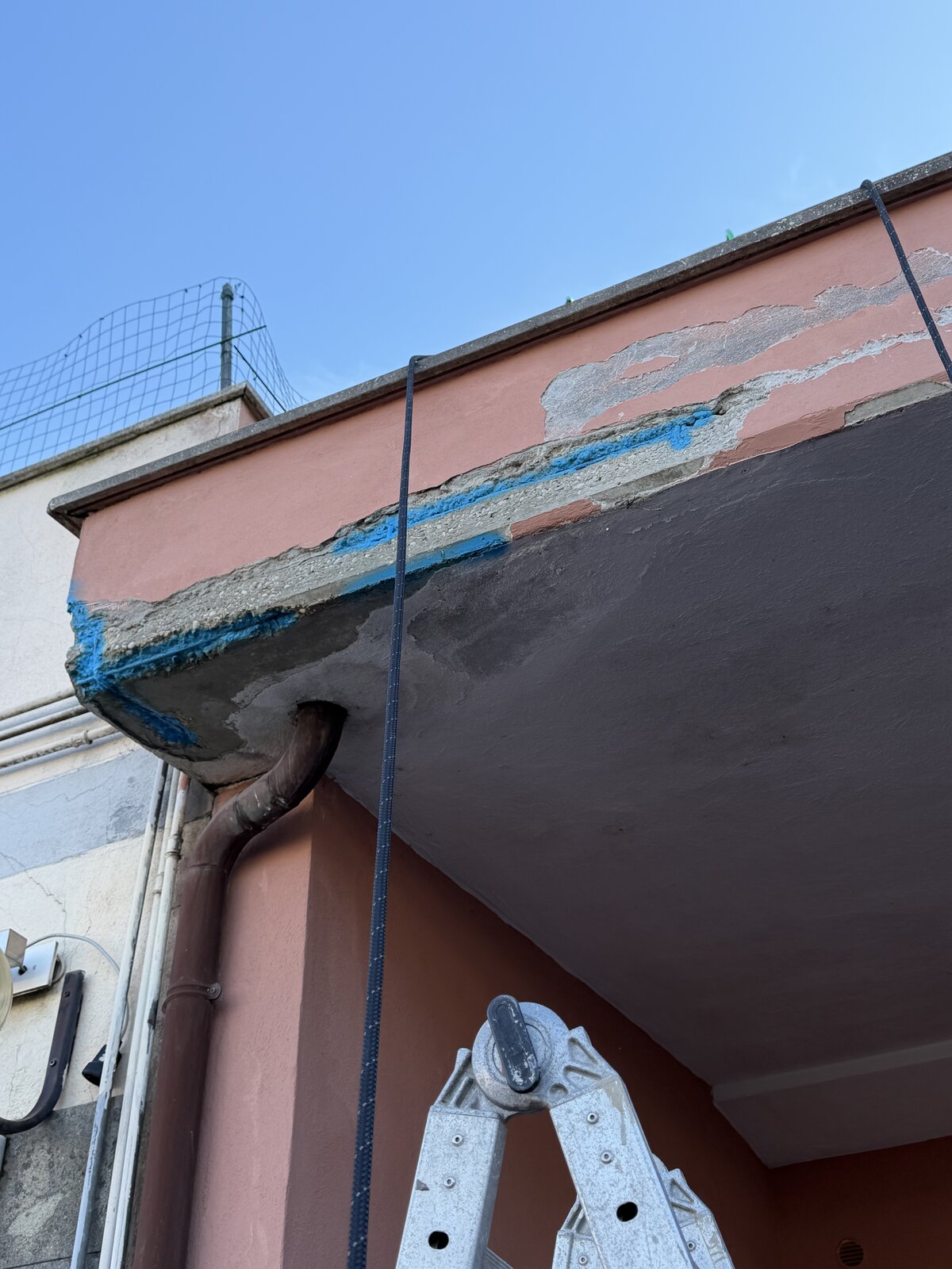 Lato del balcone ricostruito con malta e tracce di passivante blu