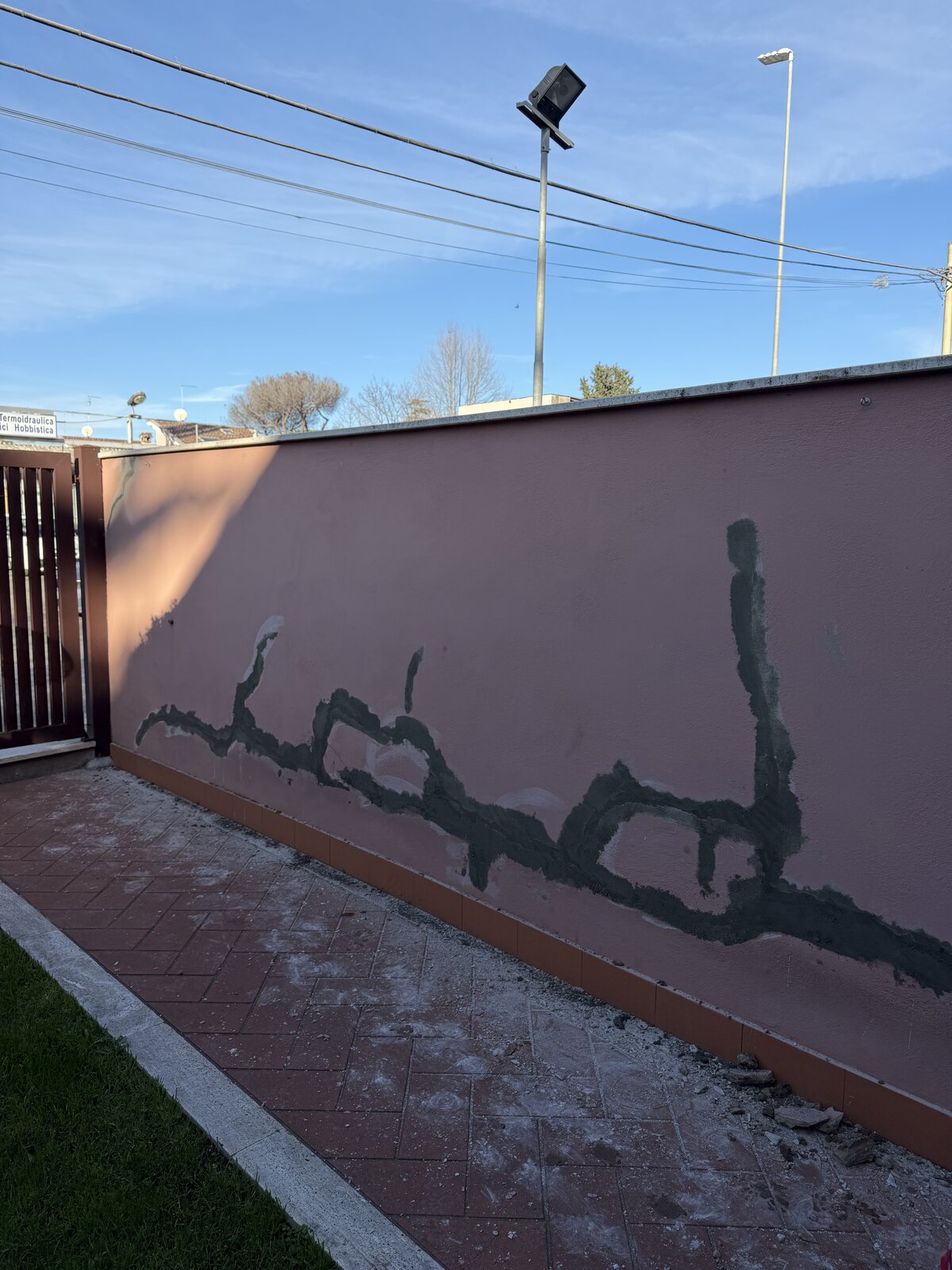 Villa rosa con sbalzi al primo e secondo piano rasati in cemento grigio prima della tinteggiatura