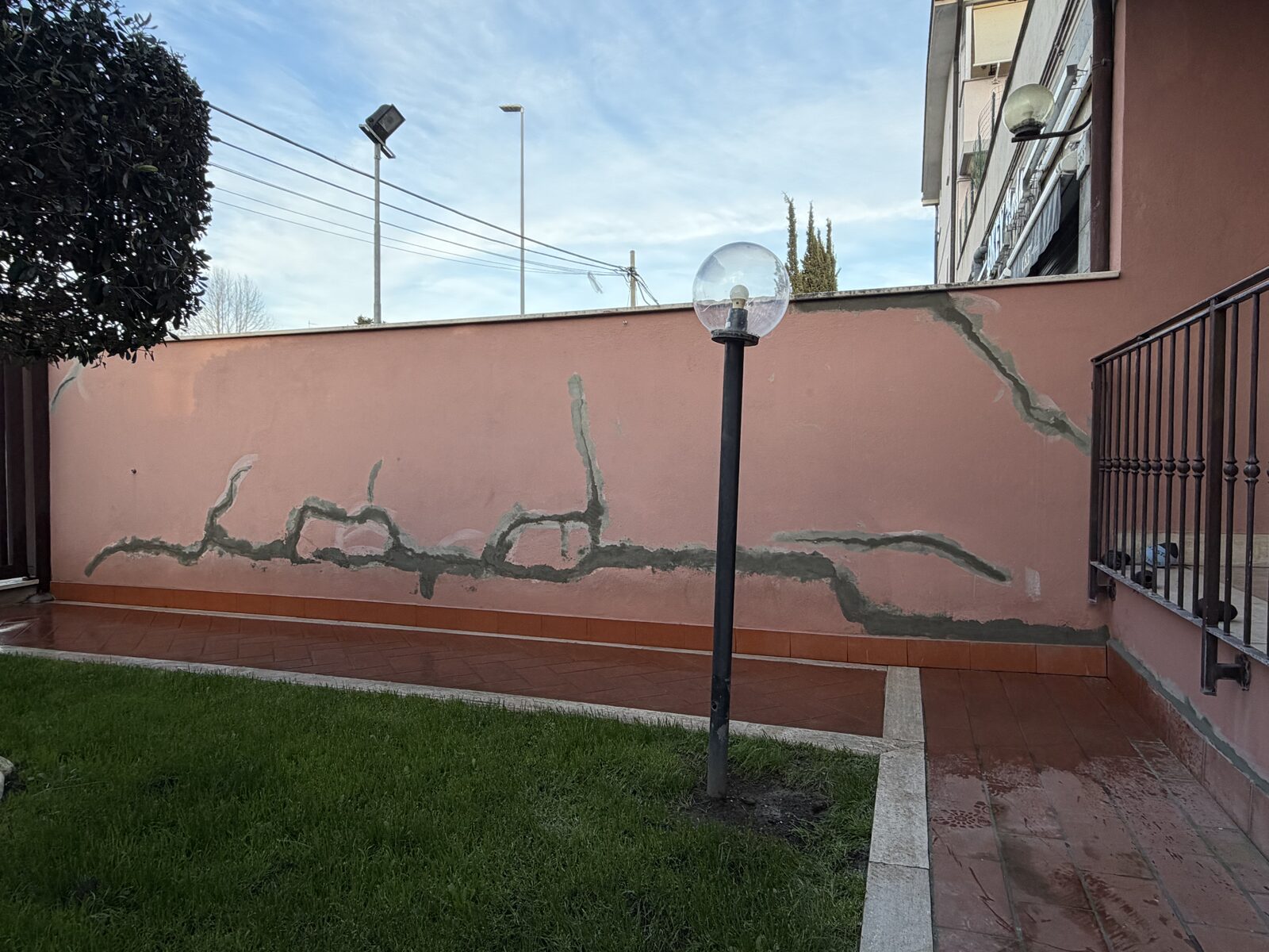 Muro di recinzione con stuccature diffuse